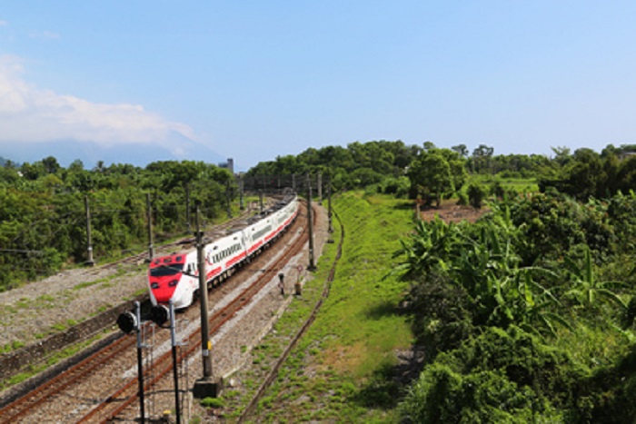 追火車拍照已是台灣不少愛好攝影民眾的熱門活動之一。 追火車拍照已是台灣不少愛好攝影民眾的熱門活動之一。