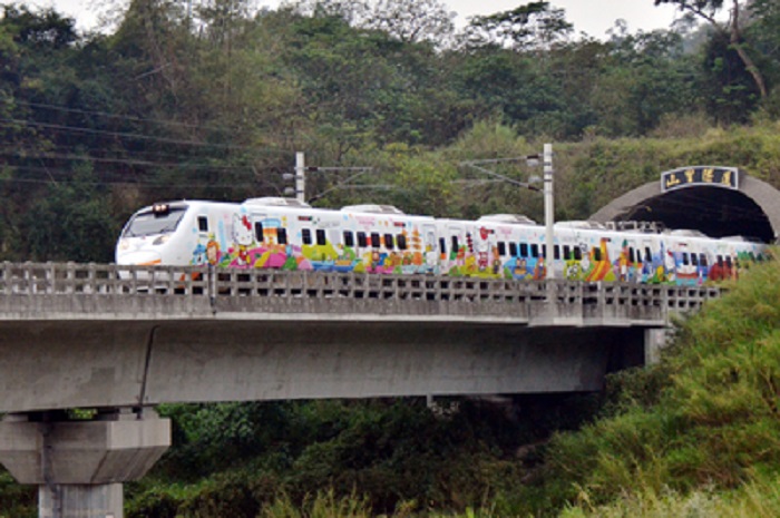 追火車拍照已是台灣不少愛好攝影民眾的熱門活動之一。 追火車拍照已是台灣不少愛好攝影民眾的熱門活動之一。