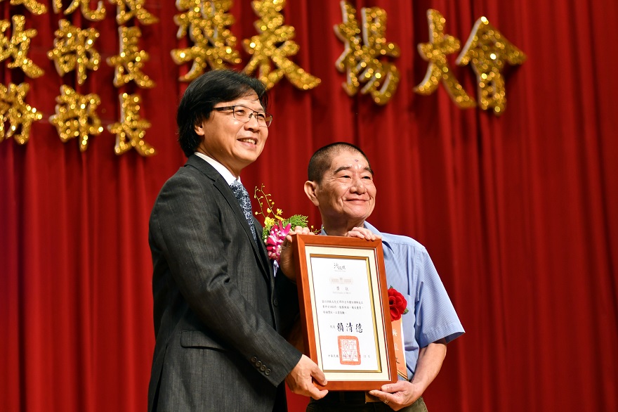內政部長葉俊榮頒發行政院獎給雲林縣斗六市調解委員洪啟文。 圖:內政部/提供 內政部長葉俊榮頒發行政院獎給雲林縣斗六市調解委員洪啟文。 圖:內政部/提供