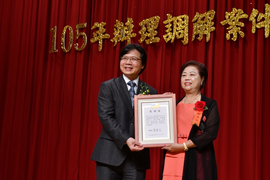內政部長葉俊榮頒發總統感謝狀給新北市石碇區調解委員謝月汝。 圖:內政部/提供 內政部長葉俊榮頒發總統感謝狀給新北市石碇區調解委員謝月汝。 圖:內政部/提供