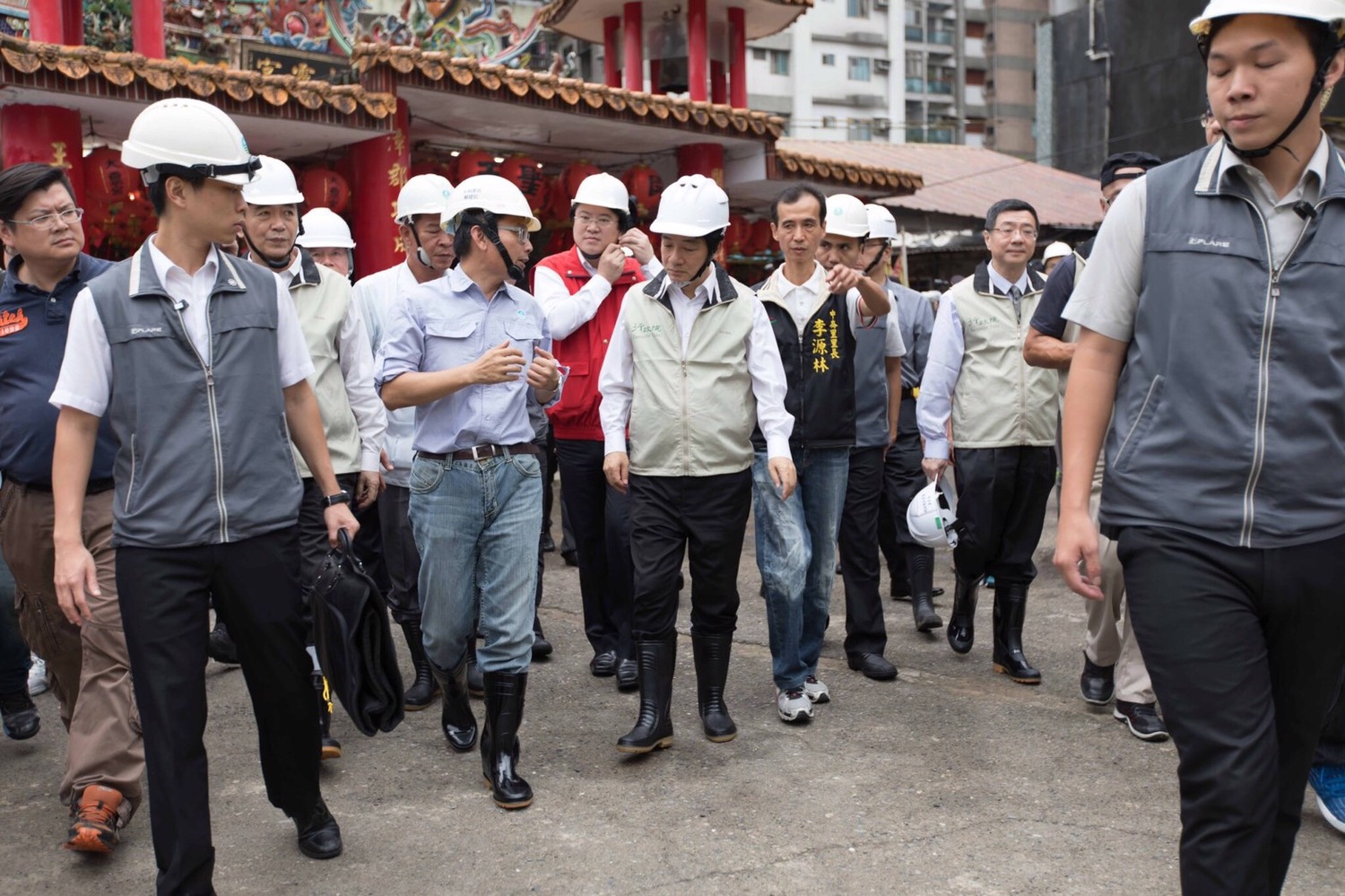 行政院長賴清德(中)、基隆市長林右昌(左)、經濟部長沈榮津(右)。 行政院長賴清德(中)、基隆市長林右昌(左)、經濟部長沈榮津(右)。