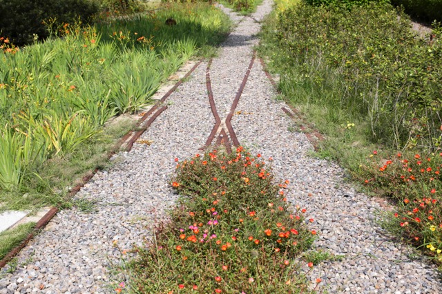蕭壠文化園區內保留運送甘藨小火車的窄軌鐵道。 圖:張大魯/攝 蕭壠文化園區內保留運送甘藨小火車的窄軌鐵道。 圖:張大魯/攝