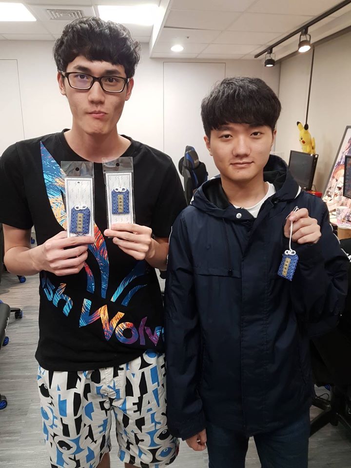 昨(12)日《英雄聯盟》世界賽入圍賽與小組賽的抽籤結果出爐,但由於抽籤講求機運,結果自然是幾家歡樂幾家愁,照片為等待抽籤中的北美隊伍TSM。 昨(12)日《英雄聯盟》世界賽入圍賽與小組賽的抽籤結果出爐,但由於抽籤講求機運,結果自然是幾家歡樂幾家愁,照片為等待抽籤中的北美隊伍TSM。