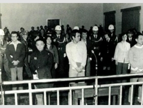 台僑在美國華航外,與美麗島受難者照片抗議。 台僑在美國華航外,與美麗島受難者照片抗議。