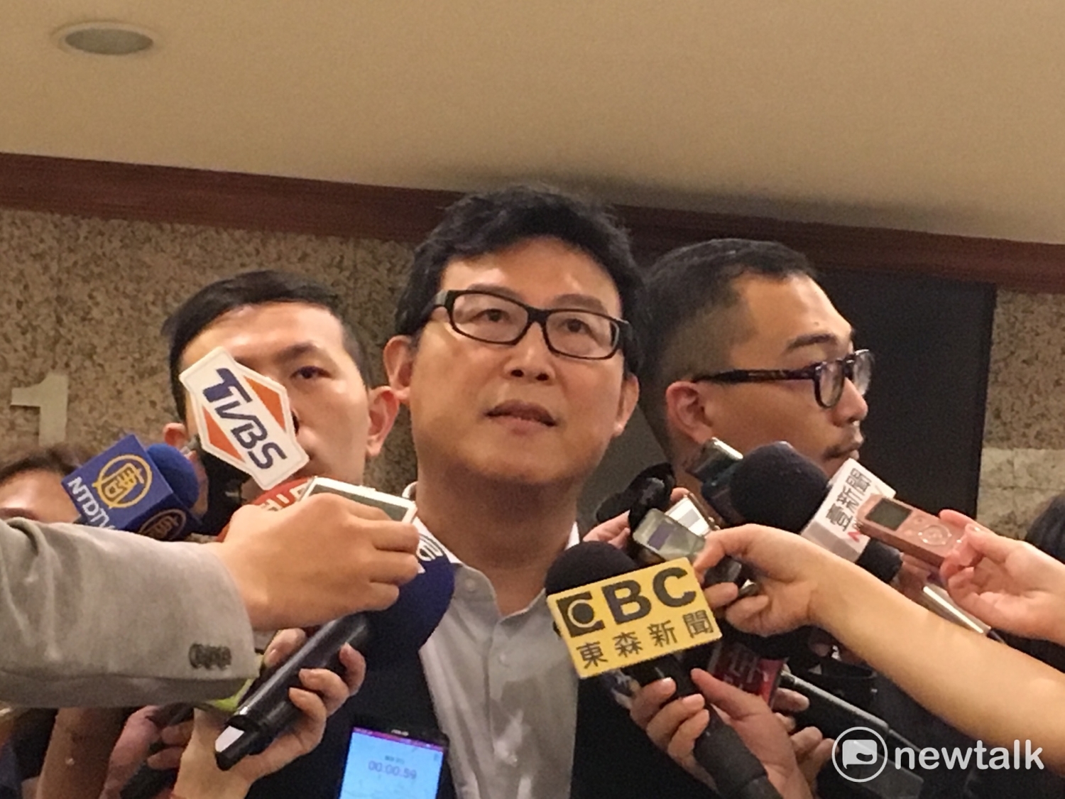 民進黨中執會昨通過「2018年直轄市長暨縣市長提名特別條例草案」,外界解讀是「柯文哲條款」。有意角逐台北市長的民進黨籍立委姚文智今(14)天正式宣布投入參選。 民進黨中執會昨通過「2018年直轄市長暨縣市長提名特別條例草案」,外界解讀是「柯文哲條款」。有意角逐台北市長的民進黨籍立委姚文智今(14)天正式宣布投入參選。