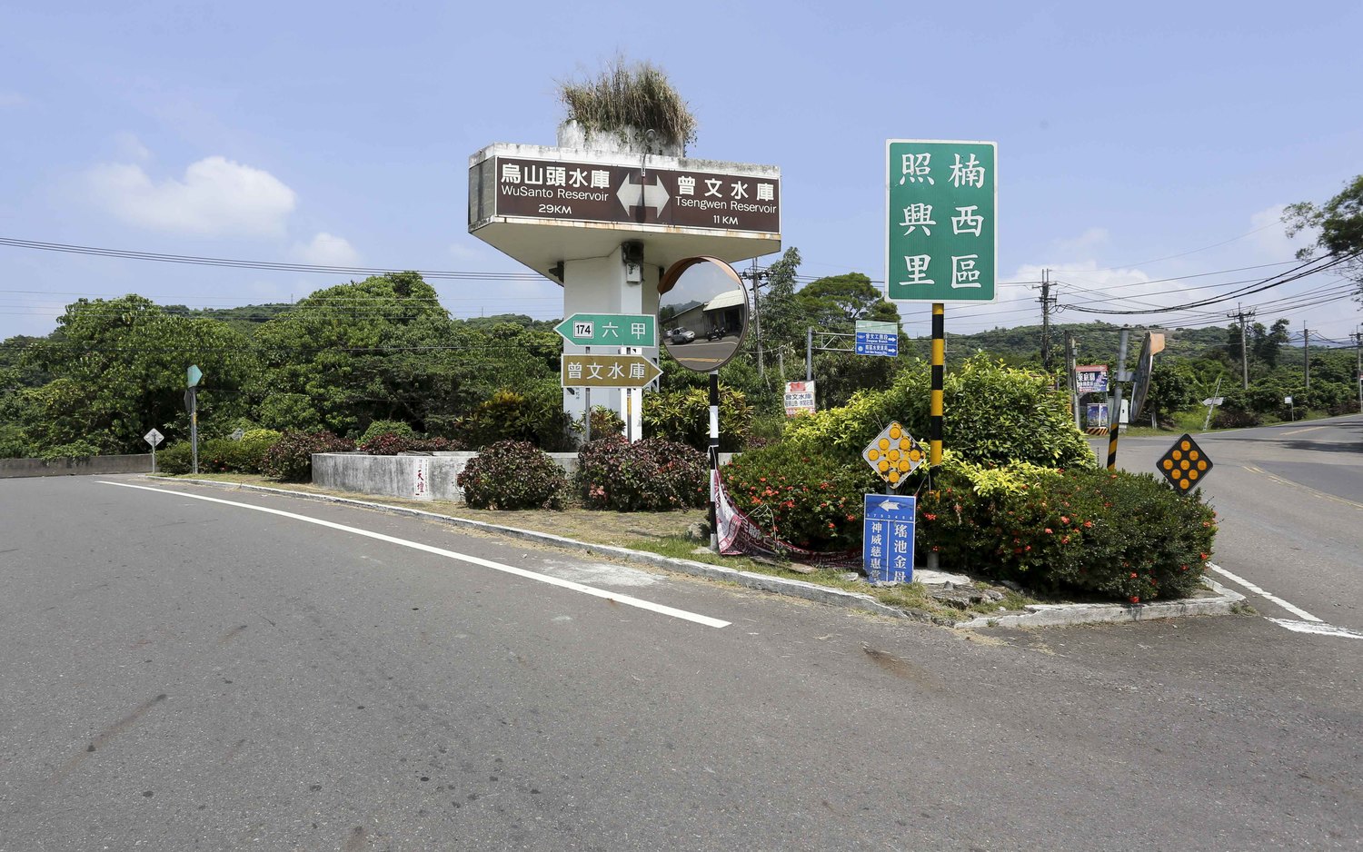 楠西往左烏山頭水庫,往右是曾文水庫,位於水庫水源保護區內。 圖:張大魯/攝 楠西往左烏山頭水庫,往右是曾文水庫,位於水庫水源保護區內。 圖:張大魯/攝