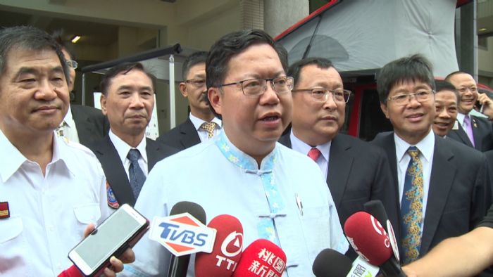 鄭文燦參加桃園市不動產開發商業同業公會捐贈消防局救災指揮車儀式,被問到軍公教明年起加薪3%,表示抱持支持立場。 鄭文燦參加桃園市不動產開發商業同業公會捐贈消防局救災指揮車儀式,被問到軍公教明年起加薪3%,表示抱持支持立場。