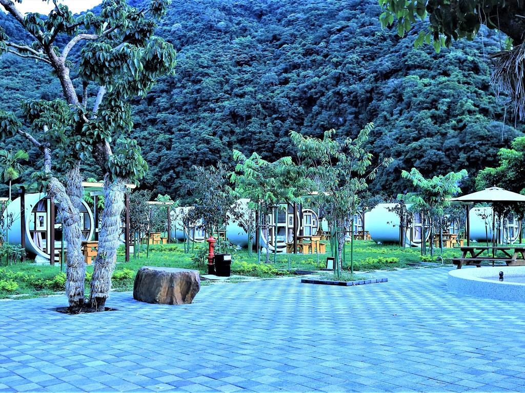用涵管做旅舍,在西部不稀奇,但東部少見,南安這家最大持色是,標榜住在櫻花樹下和黑熊伴睡;商家在每個水管房間旁都種有櫻花樹,不是一般的緋寒櫻,而且是吉野和八重櫻,花開起來很漂亮,蜜蜂很多。 圖 : 邱顯明 / 攝影 用涵管做旅舍,在西部不稀奇,但東部少見,南安這家最大持色是,標榜住在櫻花樹下和黑熊伴睡;商家在每個水管房間旁都種有櫻花樹,不是一般的緋寒櫻,而且是吉野和八重櫻,花開起來很漂亮,蜜蜂很多。 圖 : 邱顯明 / 攝影