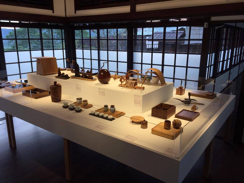 木藝生態博物館向國內54位木創作者募集共80組,超過一百多件以「茶」為主題的小木器共同參展。 圖:大溪木藝生態博物館/提供 木藝生態博物館向國內54位木創作者募集共80組,超過一百多件以「茶」為主題的小木器共同參展。 圖:大溪木藝生態博物館/提供