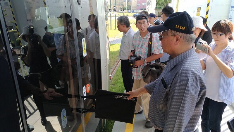 模擬演練時發生列車車門關閉時夾到乘客背包帶子意外。 圖:交通部/提供 模擬演練時發生列車車門關閉時夾到乘客背包帶子意外。 圖:交通部/提供