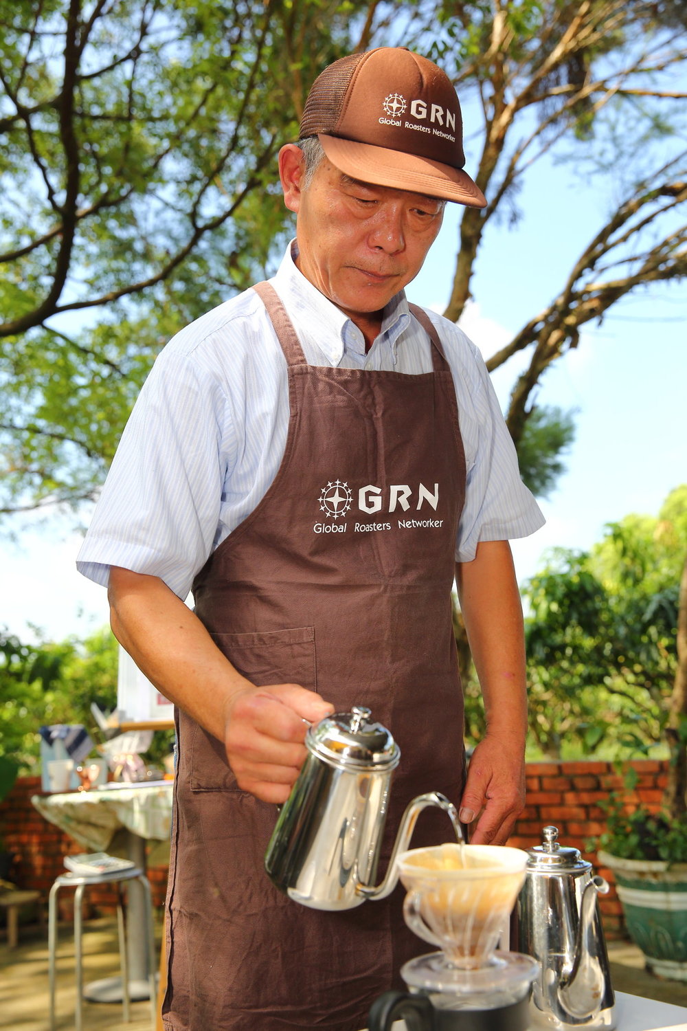 山城黑咖啡主人隋元堅,旅居日本經營咖啡與茶的事業將近30年,擁有日本GRN認證的咖啡烘焙執照,兩年前,因為母親年邁,需要人手照顧,才回到高雄六龜定居。 圖:高雄市農業局提供 山城黑咖啡主人隋元堅,旅居日本經營咖啡與茶的事業將近30年,擁有日本GRN認證的咖啡烘焙執照,兩年前,因為母親年邁,需要人手照顧,才回到高雄六龜定居。 圖:高雄市農業局提供