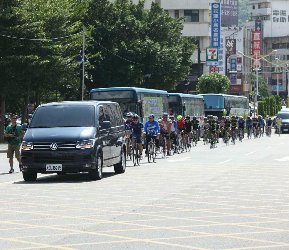 有高達近百位車友,來自不同的社團,共同約騎短短二公里從慈濟醫院到火車站的路線,送白井寬之最後一程 圖:翻攝自李毅臉書 有高達近百位車友,來自不同的社團,共同約騎短短二公里從慈濟醫院到火車站的路線,送白井寬之最後一程 圖:翻攝自李毅臉書