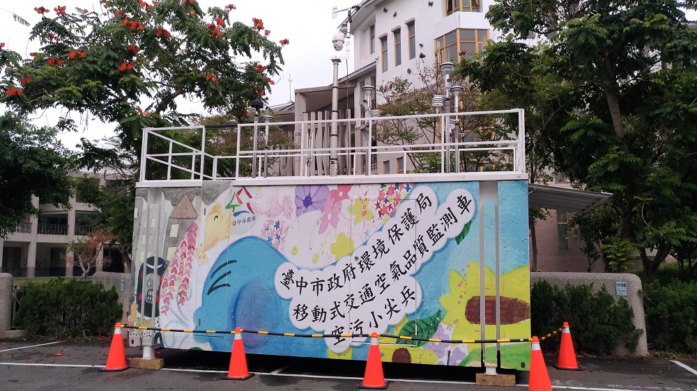台中市環保局出動空品監測車.留意空氣品質的各項數值。 台中市環保局出動空品監測車.留意空氣品質的各項數值。