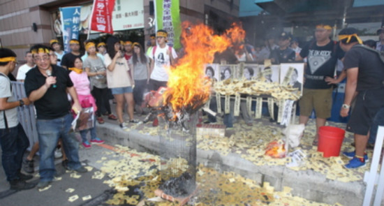 許多民團今(17)日下午前往民進黨中央黨部樓下舉行記者會,訴求他們的家園迫遷案。 圖:翻攝大觀事件粉絲團 許多民團今(17)日下午前往民進黨中央黨部樓下舉行記者會,訴求他們的家園迫遷案。 圖:翻攝大觀事件粉絲團