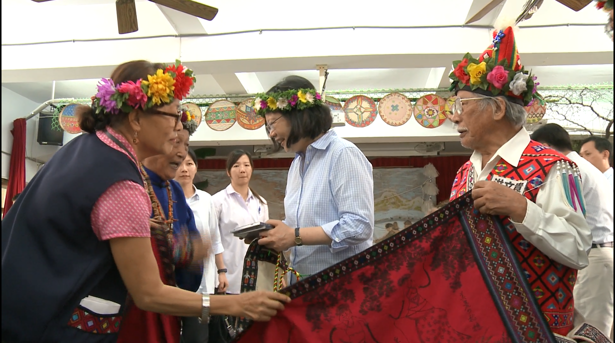 蔡英文總統特別感謝普悠瑪部落婦女會會長林清美,奉獻自己一輩子的時間於文化語言的推廣與傳承。 圖:總統府提供影片截圖 蔡英文總統特別感謝普悠瑪部落婦女會會長林清美,奉獻自己一輩子的時間於文化語言的推廣與傳承。 圖:總統府提供影片截圖