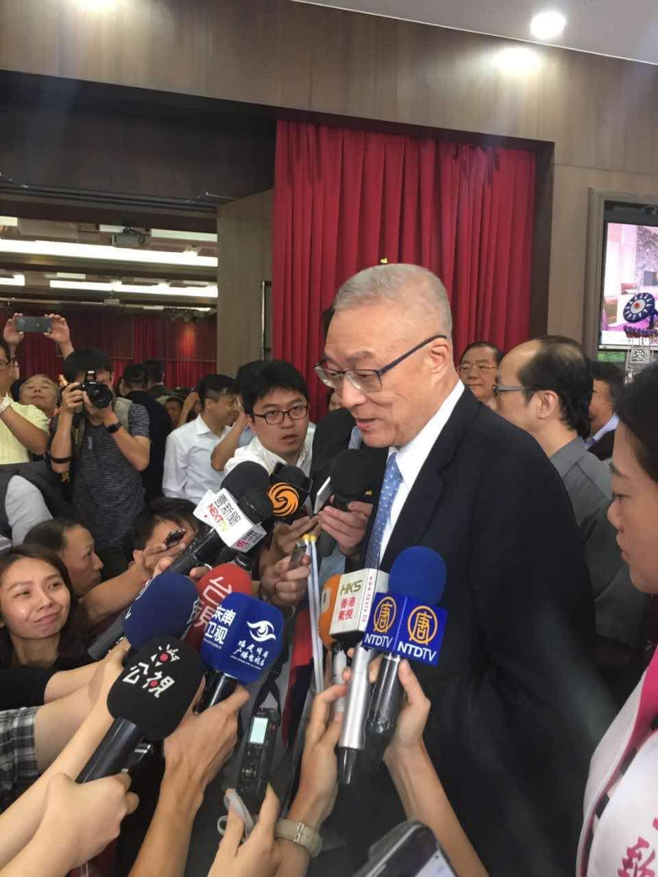 國民黨中常委選舉出現許多換票聯盟,黨主席吳敦義說,已請選監單位注意,只要有賄選一定要處分。換票若基於情義與友情,一起合作是人情之常,若有附加條件就一定要嚴格取締,這是最基本的原則。 圖:翻攝自吳敦義臉書 國民黨中常委選舉出現許多換票聯盟,黨主席吳敦義說,已請選監單位注意,只要有賄選一定要處分。換票若基於情義與友情,一起合作是人情之常,若有附加條件就一定要嚴格取締,這是最基本的原則。 圖:翻攝自吳敦義臉書