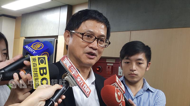 和碩董事長童子賢18日出席科技部國際產學聯盟GloRIA啟動記者會表示,為基層員工做不錯的調薪,是和碩的重要目標之一,過去幾年平均加薪幅度與業界為帶動加薪的調薪比例相比,「大概有double」。 和碩董事長童子賢18日出席科技部國際產學聯盟GloRIA啟動記者會表示,為基層員工做不錯的調薪,是和碩的重要目標之一,過去幾年平均加薪幅度與業界為帶動加薪的調薪比例相比,「大概有double」。