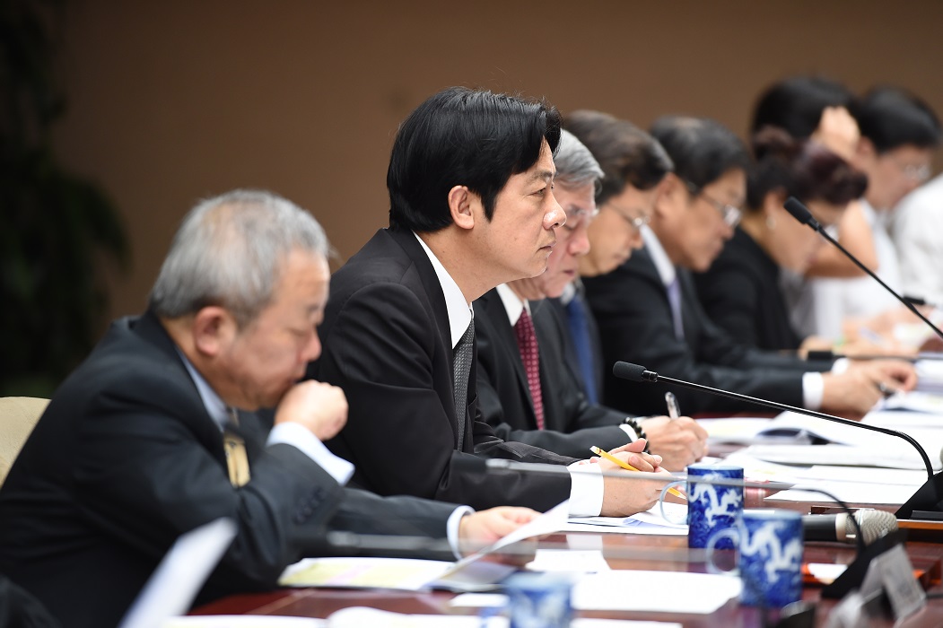 新任行政院長賴清德今(19)天視察經濟部,聽取「產業五缺的情形及因應對策」簡報。 圖:行政院/提供 新任行政院長賴清德今(19)天視察經濟部,聽取「產業五缺的情形及因應對策」簡報。 圖:行政院/提供