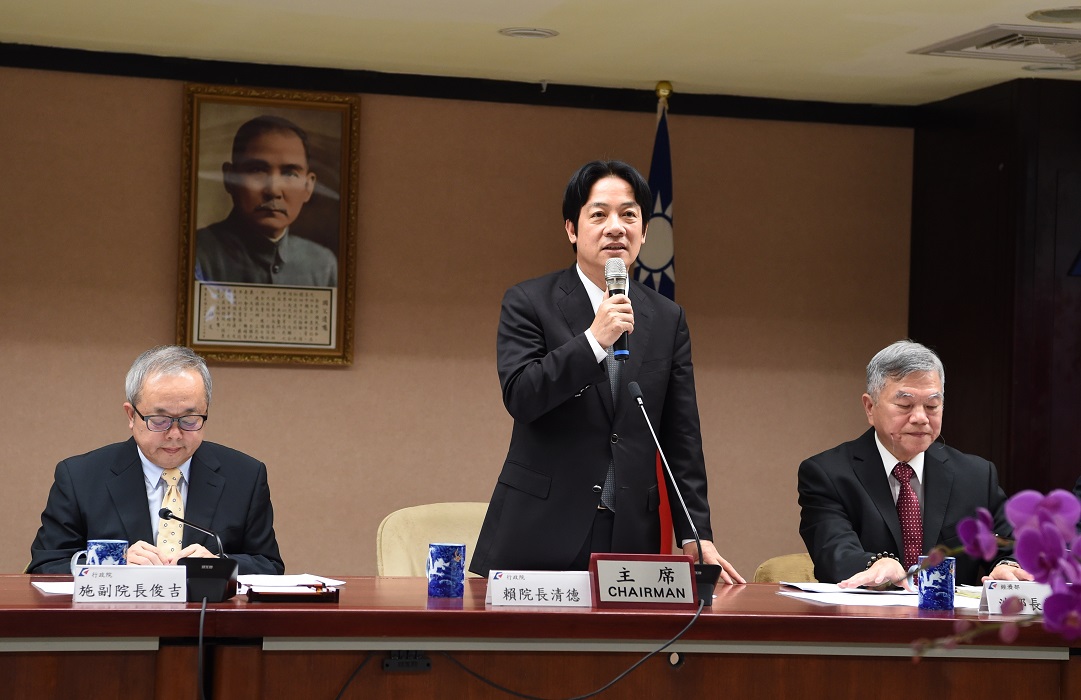 新任行政院長賴清德今(19)天視察經濟部,聽取「產業五缺的情形及因應對策」簡報。 圖:行政院/提供 新任行政院長賴清德今(19)天視察經濟部,聽取「產業五缺的情形及因應對策」簡報。 圖:行政院/提供