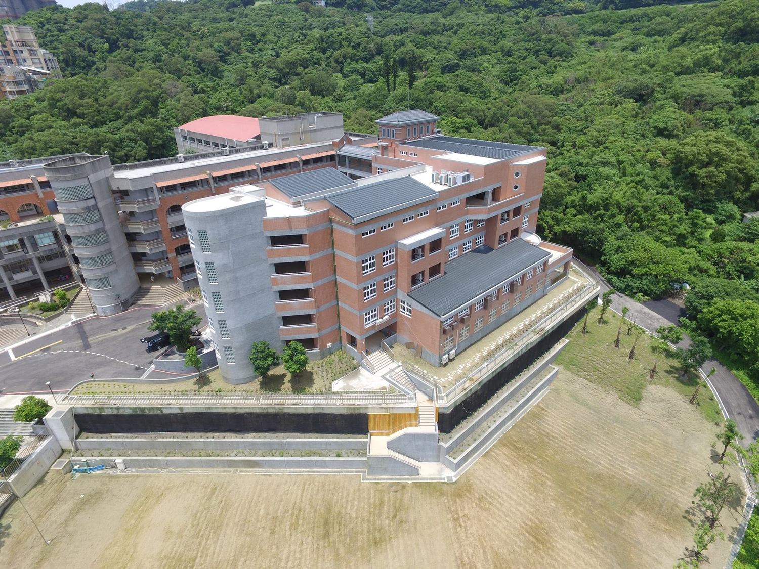 新北市淡水區竹圍高級中學新建綜合大樓工程,榮獲新北市106年度公共工程優質獎。 圖:新北市工務局/提供 新北市淡水區竹圍高級中學新建綜合大樓工程,榮獲新北市106年度公共工程優質獎。 圖:新北市工務局/提供