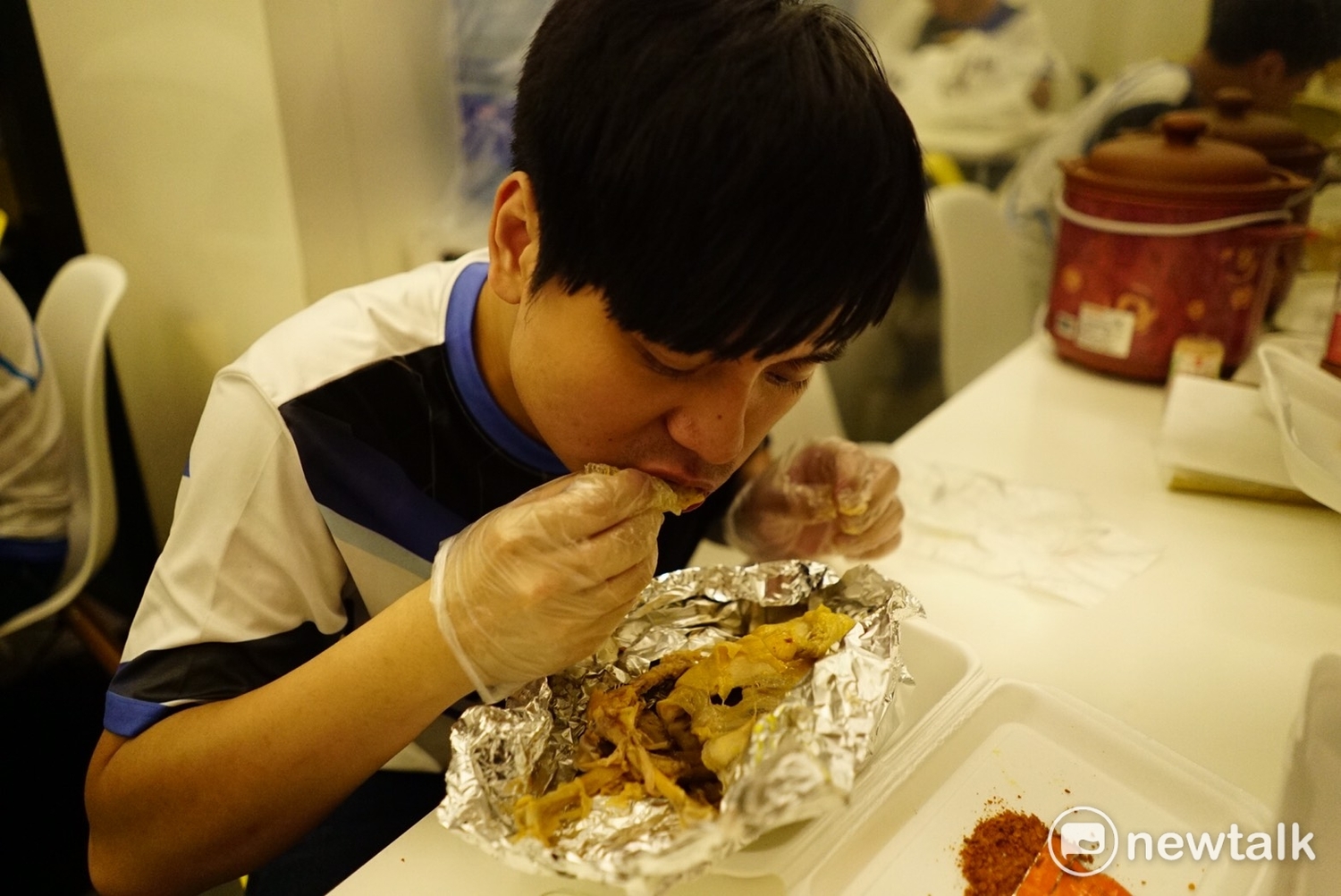 Snake eSports的伙食多半以肉為主,也使得嗜肉的中路選手Maple相當開心。 圖:閃電狼/獨家提供 Snake eSports的伙食多半以肉為主,也使得嗜肉的中路選手Maple相當開心。 圖:閃電狼/獨家提供