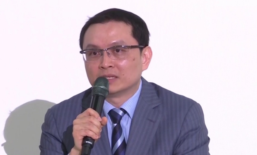 HTC總經理張嘉臨現場說明此次交易來自主要的三大部分,1.PBH團隊 2.IPR授權 3.相關儀器。 圖:翻攝自非凡新聞 HTC總經理張嘉臨現場說明此次交易來自主要的三大部分,1.PBH團隊 2.IPR授權 3.相關儀器。 圖:翻攝自非凡新聞