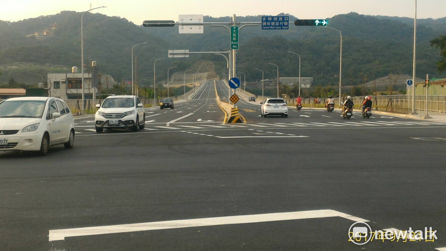 三鶯二橋下午通車後,就有不少汽機車上路使用。 圖 : 王峻昌/攝 三鶯二橋下午通車後,就有不少汽機車上路使用。 圖 : 王峻昌/攝