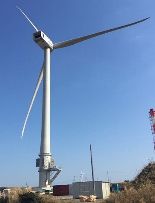 「鹿島港深芝風力發電所」運轉中的5MW風力發電機。 圖:取自日立製作所官網 「鹿島港深芝風力發電所」運轉中的5MW風力發電機。 圖:取自日立製作所官網