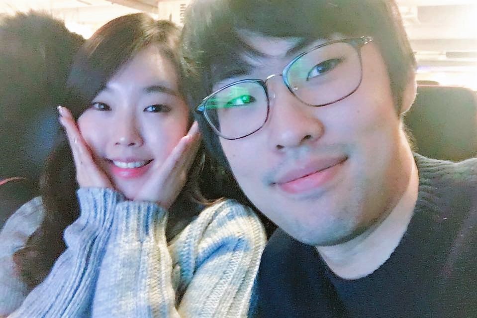 Ambition的妻子原本是韓國賽區的啦啦隊隊員,某次Ambition鼓起勇氣要了電話之後便保持聯繫,而後發展成男女朋友,而今更一同步入禮堂。 圖:翻攝自 강찬용 臉書 Ambition的妻子原本是韓國賽區的啦啦隊隊員,某次Ambition鼓起勇氣要了電話之後便保持聯繫,而後發展成男女朋友,而今更一同步入禮堂。 圖:翻攝自 강찬용 臉書