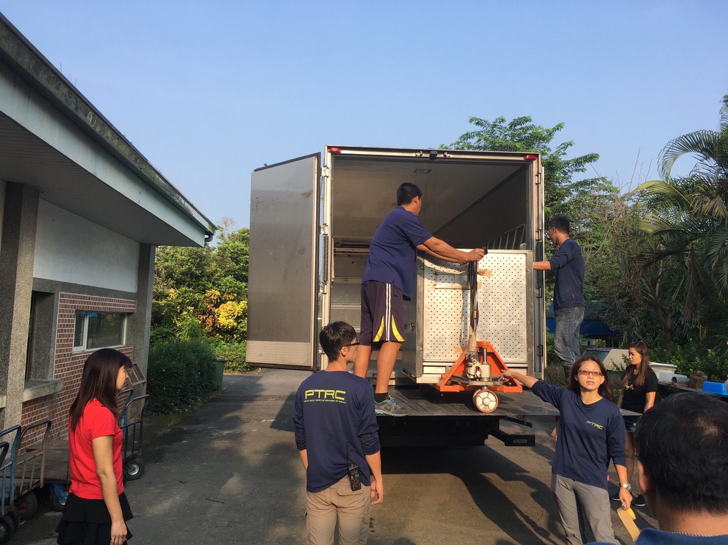 屏東縣政府僱用空調貨車於22日(五)北送臺北市立動物園照養,終結私人飼養臺灣黑熊情況。 圖:屏東縣政府/提供 屏東縣政府僱用空調貨車於22日(五)北送臺北市立動物園照養,終結私人飼養臺灣黑熊情況。 圖:屏東縣政府/提供
