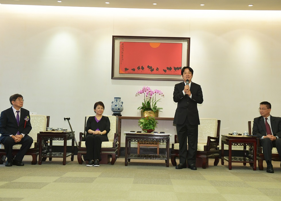 行政院長賴清德今(22)日接見「第27屆醫療奉獻獎得獎人」一行。 行政院長賴清德今(22)日接見「第27屆醫療奉獻獎得獎人」一行。