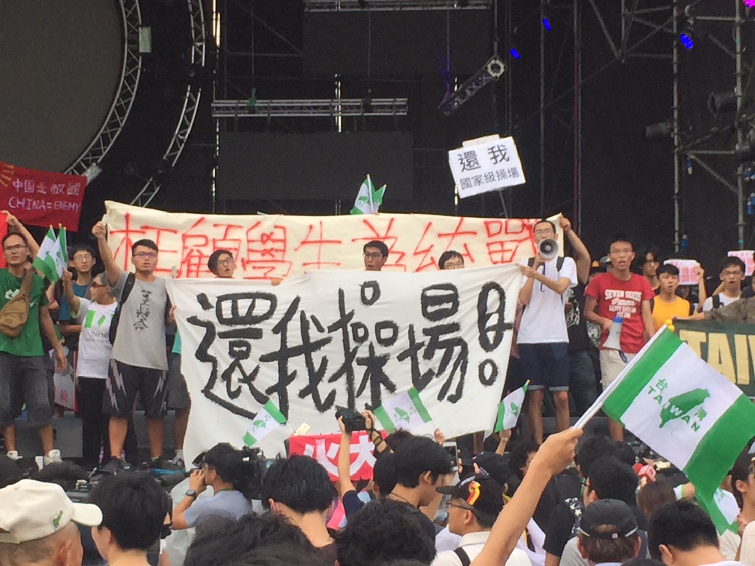 引起爭議的中國新歌聲開場時,現場抗議團體發送高音喇叭要讓學生發聲,要聚集抗議的聲音。
引起爭議的中國新歌聲開場時,現場抗議團體發送高音喇叭要讓學生發聲,要聚集抗議的聲音。