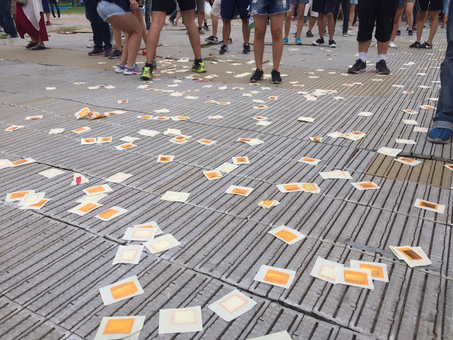 主辦單位一宣布活動終止後,學生立即衝上台高舉「還我操場」的旗幟,大聲呼口號慶祝抗議成功。 主辦單位一宣布活動終止後,學生立即衝上台高舉「還我操場」的旗幟,大聲呼口號慶祝抗議成功。