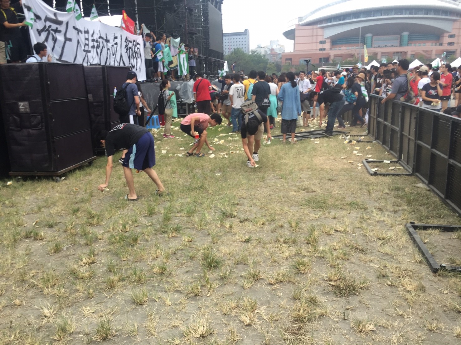 主辦單位一宣布活動終止後,學生立即衝上台高舉「還我操場」的旗幟,大聲呼口號慶祝抗議成功。 主辦單位一宣布活動終止後,學生立即衝上台高舉「還我操場」的旗幟,大聲呼口號慶祝抗議成功。