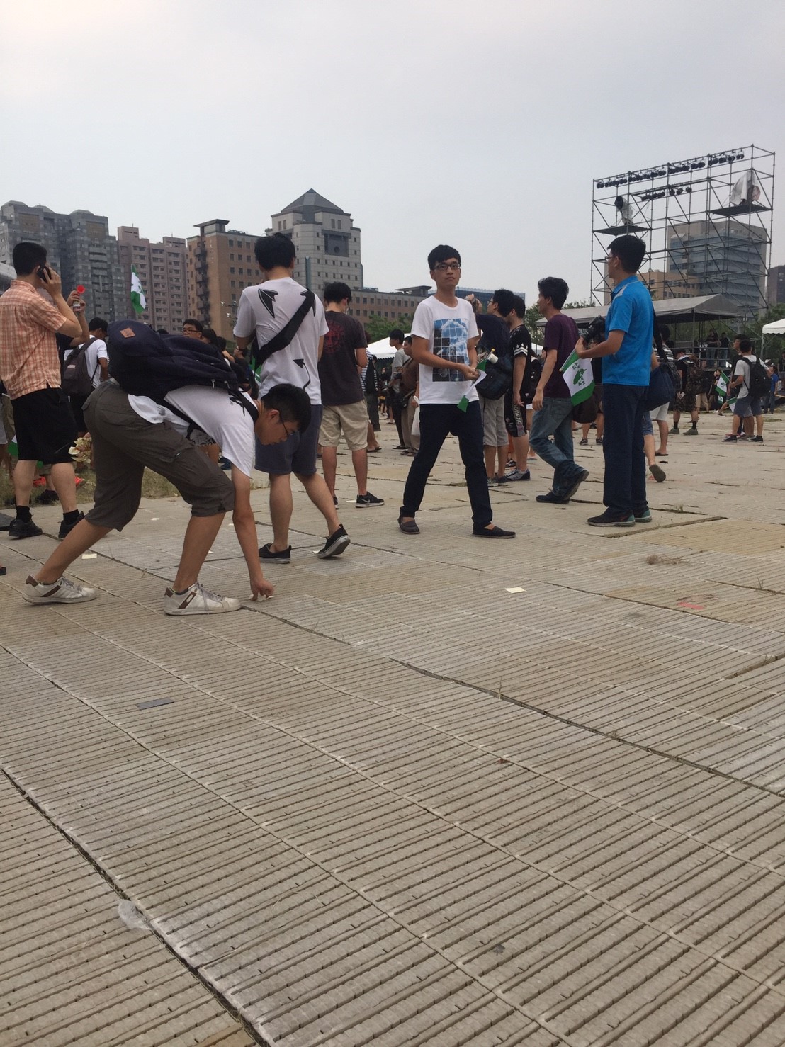 主辦單位一宣布活動終止後,學生立即衝上台高舉「還我操場」的旗幟,大聲呼口號慶祝抗議成功。 主辦單位一宣布活動終止後,學生立即衝上台高舉「還我操場」的旗幟,大聲呼口號慶祝抗議成功。