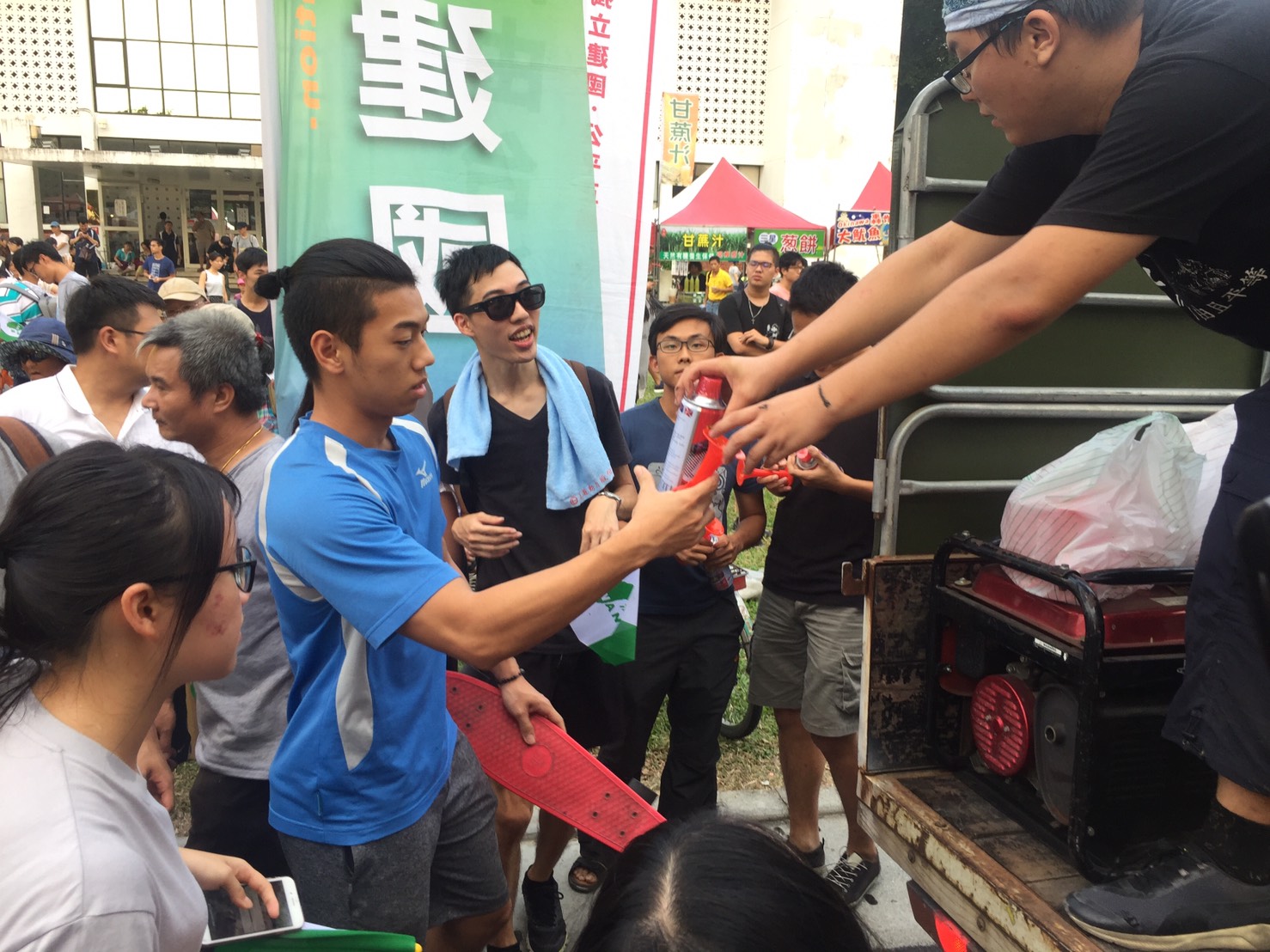 主辦單位一宣布活動終止後,學生立即衝上台高舉「還我操場」的旗幟,大聲呼口號慶祝抗議成功。 主辦單位一宣布活動終止後,學生立即衝上台高舉「還我操場」的旗幟,大聲呼口號慶祝抗議成功。