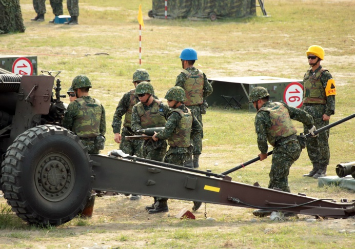 陸軍AH-1眼鏡蛇攻擊直升機配合十軍團重砲射擊,在空中施放熱焰彈,模擬對敵實施干擾,透過聯合操演,提升聯戰效能。軍聞社記者李忠軒攝。 陸軍AH-1眼鏡蛇攻擊直升機配合十軍團重砲射擊,在空中施放熱焰彈,模擬對敵實施干擾,透過聯合操演,提升聯戰效能。軍聞社記者李忠軒攝。