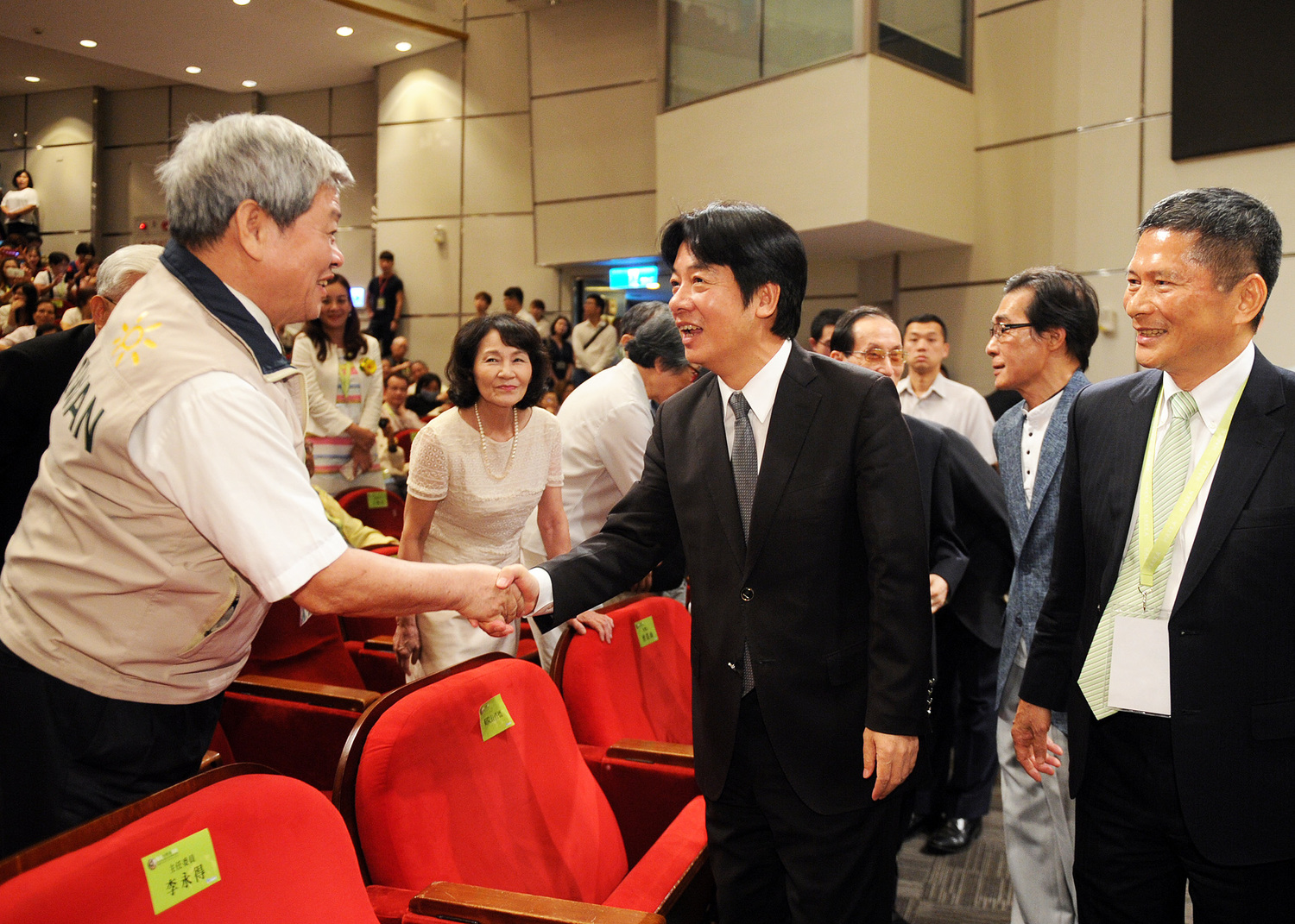 行政院長賴清德今(25)日出席106年「全國客家會議暨客家貢獻獎頒獎典禮」閉幕式。 圖:行政院/提供 行政院長賴清德今(25)日出席106年「全國客家會議暨客家貢獻獎頒獎典禮」閉幕式。 圖:行政院/提供
