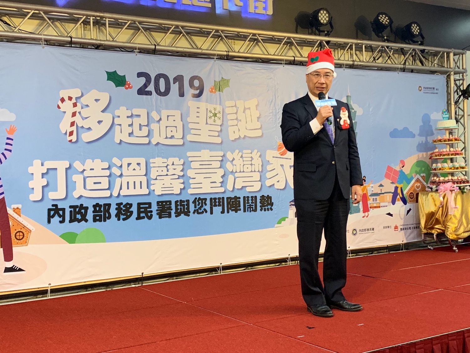 台客聖誕老阿伯。圖/移民署提供