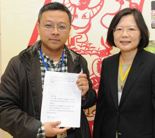 蔡英文與北投文史工作者蕭文杰合影。圖:蕭文杰提供 蔡英文與北投文史工作者蕭文杰合影。圖:蕭文杰提供