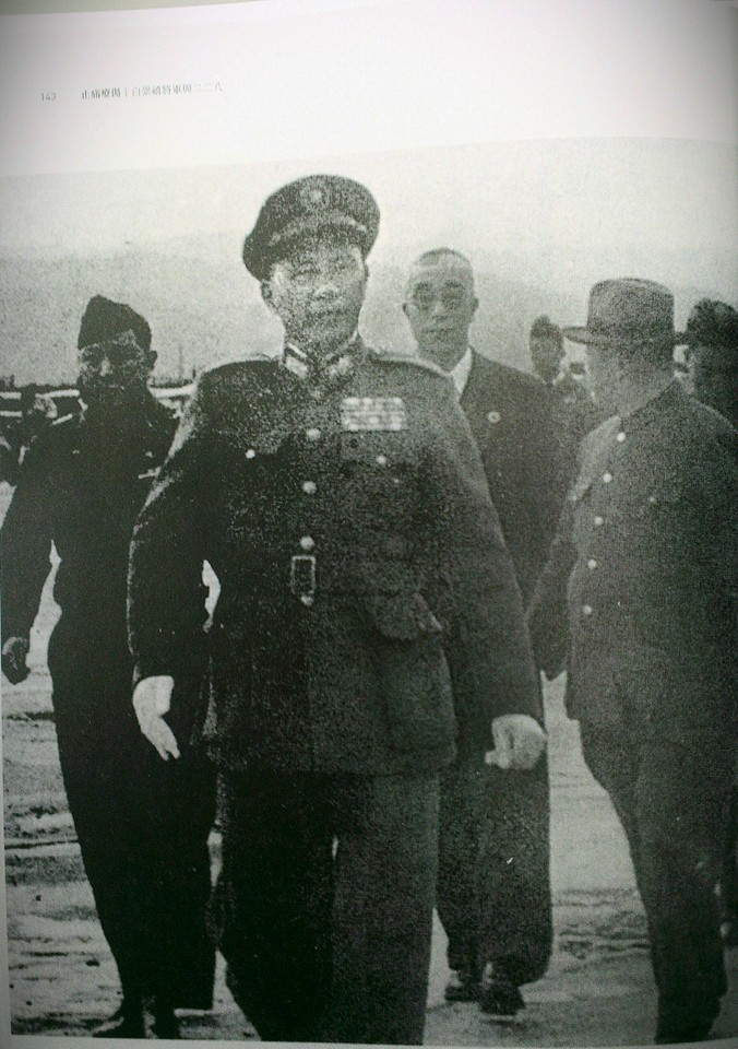 228事件發生後,蔣介石政府派時任國防部長白崇禧(圖中)來台宣慰,右一頭往後望者為當時台灣行政長官陳儀。圖(2之2):翻攝照片 228事件發生後,蔣介石政府派時任國防部長白崇禧(圖中)來台宣慰,右一頭往後望者為當時台灣行政長官陳儀。圖(2之2):翻攝照片