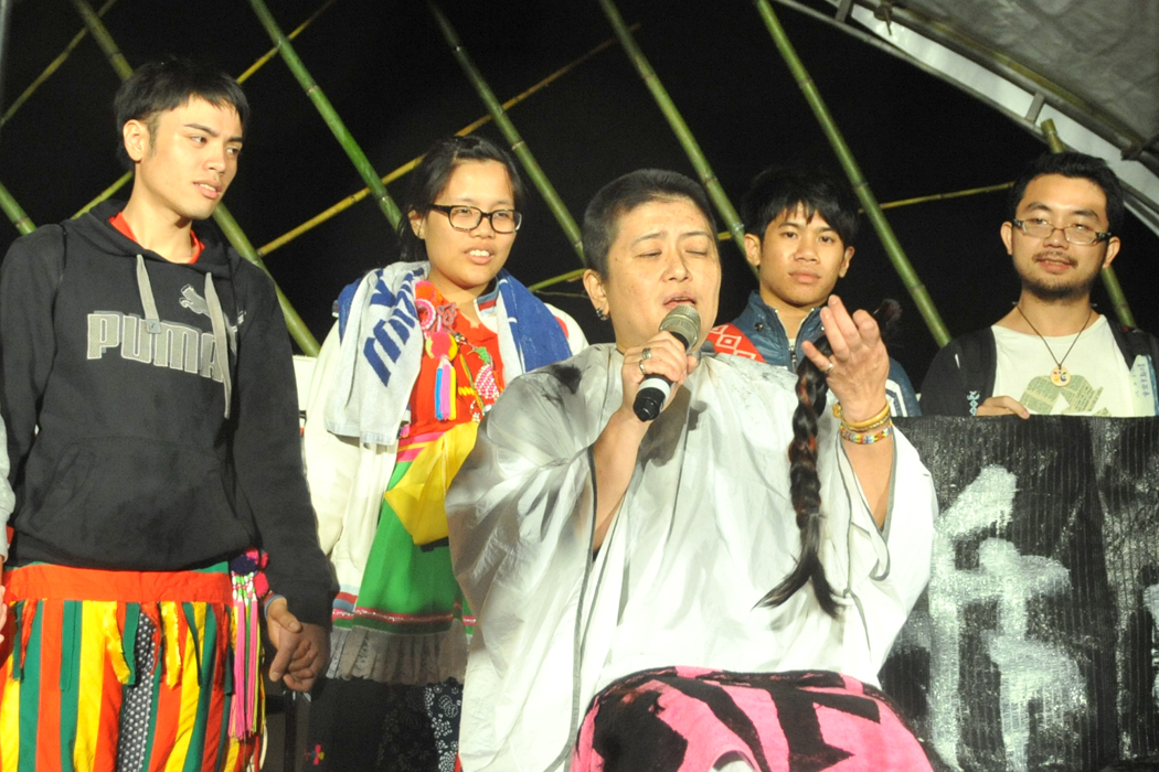東華大學族群關係與文化學系副教授謝若蘭當場落髮表達反對美麗灣的態度,她說落髮代表原住民的文化從土地上被拔除,因此呼籲停止美麗灣開發,否則原住民的生存與文化將無以為繼。圖:楊宗興/攝 東華大學族群關係與文化學系副教授謝若蘭當場落髮表達反對美麗灣的態度,她說落髮代表原住民的文化從土地上被拔除,因此呼籲停止美麗灣開發,否則原住民的生存與文化將無以為繼。圖:楊宗興/攝