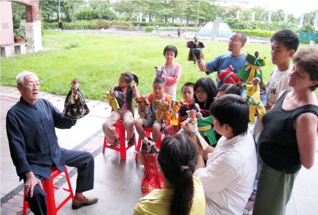 陳錫煌藝師示範教學操偶。圖片來源:台北市文化局提供 陳錫煌藝師示範教學操偶。圖片來源:台北市文化局提供