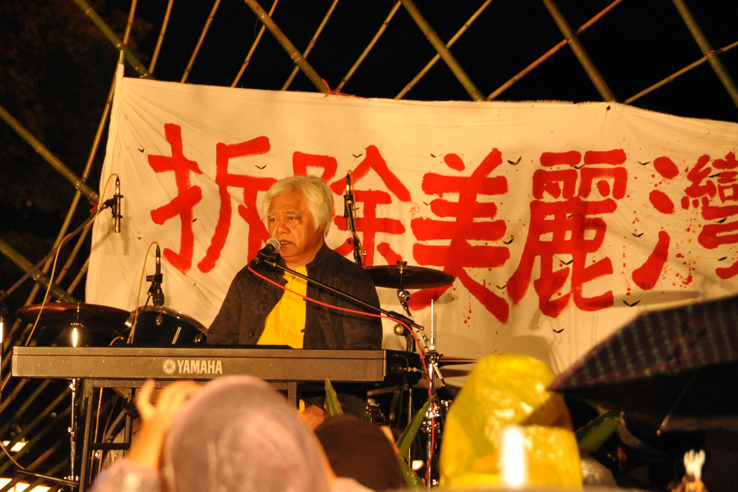 東華大學族群關係與文化學系副教授謝若蘭當場落髮表達反對美麗灣的態度,她說落髮代表原住民的文化從土地上被拔除,因此呼籲停止美麗灣開發,否則原住民的生存與文化將無以為繼。圖:楊宗興/攝 東華大學族群關係與文化學系副教授謝若蘭當場落髮表達反對美麗灣的態度,她說落髮代表原住民的文化從土地上被拔除,因此呼籲停止美麗灣開發,否則原住民的生存與文化將無以為繼。圖:楊宗興/攝