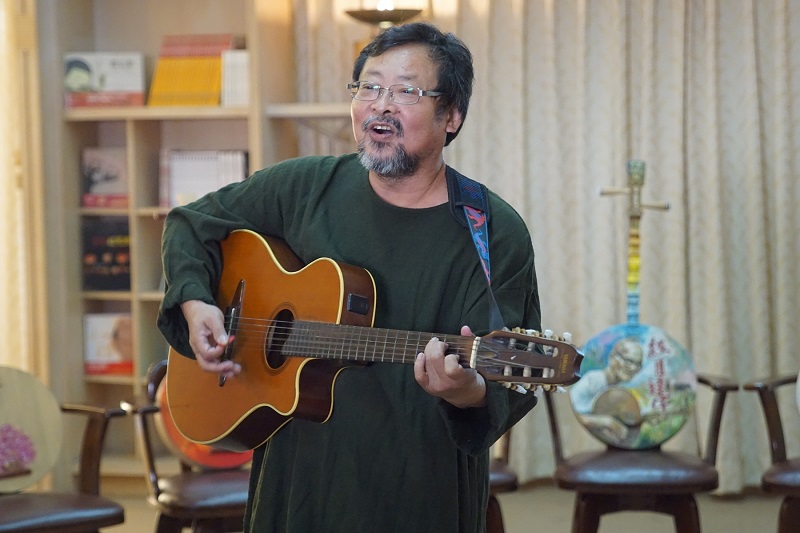 陳明章彈唱〈繼續愛高雄〉組曲,以一心、二聖等10條路名為主題,唱出對高雄的祝福。圖:三餘書店提供 陳明章彈唱〈繼續愛高雄〉組曲,以一心、二聖等10條路名為主題,唱出對高雄的祝福。圖:三餘書店提供