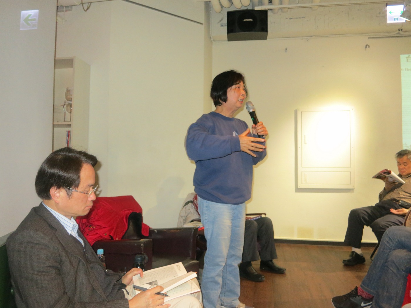 陳婉真11日晚上演講,中研院近史所研究員陳儀深坐在一旁,準備擔任評論人。圖:林朝億/攝影 陳婉真11日晚上演講,中研院近史所研究員陳儀深坐在一旁,準備擔任評論人。圖:林朝億/攝影