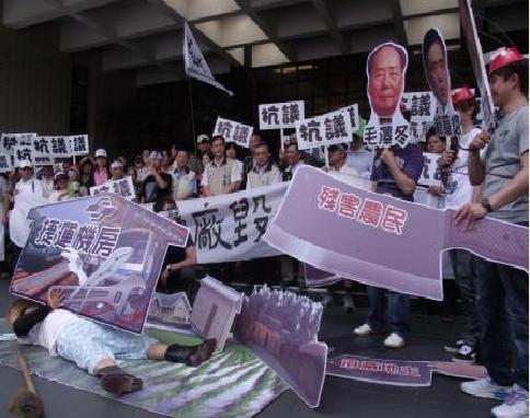 自救會成員頭帶「朱立輪」、「郝籠斌」與「毛澤冬」的面具,上演一場消滅地主與殘害農民的行動劇。。圖片:陳冠廷/攝 自救會成員頭帶「朱立輪」、「郝籠斌」與「毛澤冬」的面具,上演一場消滅地主與殘害農民的行動劇。。圖片:陳冠廷/攝
