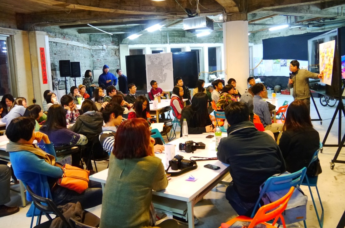 台中鐵道周邊百年歷史建物恐因新建鐵路高架工程遭拆。圖為台中陸橋一景,左側建築還曾歷經美軍轟炸。圖:台中文史復興組合提供 台中鐵道周邊百年歷史建物恐因新建鐵路高架工程遭拆。圖為台中陸橋一景,左側建築還曾歷經美軍轟炸。圖:台中文史復興組合提供
