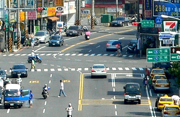 由龍潭鄉中正路與北龍路口可看見,由北龍路分開的中正路兩側雙黃線明顯不是同一直線,居民表示,這樣對用路人十分危險、對他們也不公平。圖片來源:龍潭鄉民提供 由龍潭鄉中正路與北龍路口可看見,由北龍路分開的中正路兩側雙黃線明顯不是同一直線,居民表示,這樣對用路人十分危險、對他們也不公平。圖片來源:龍潭鄉民提供