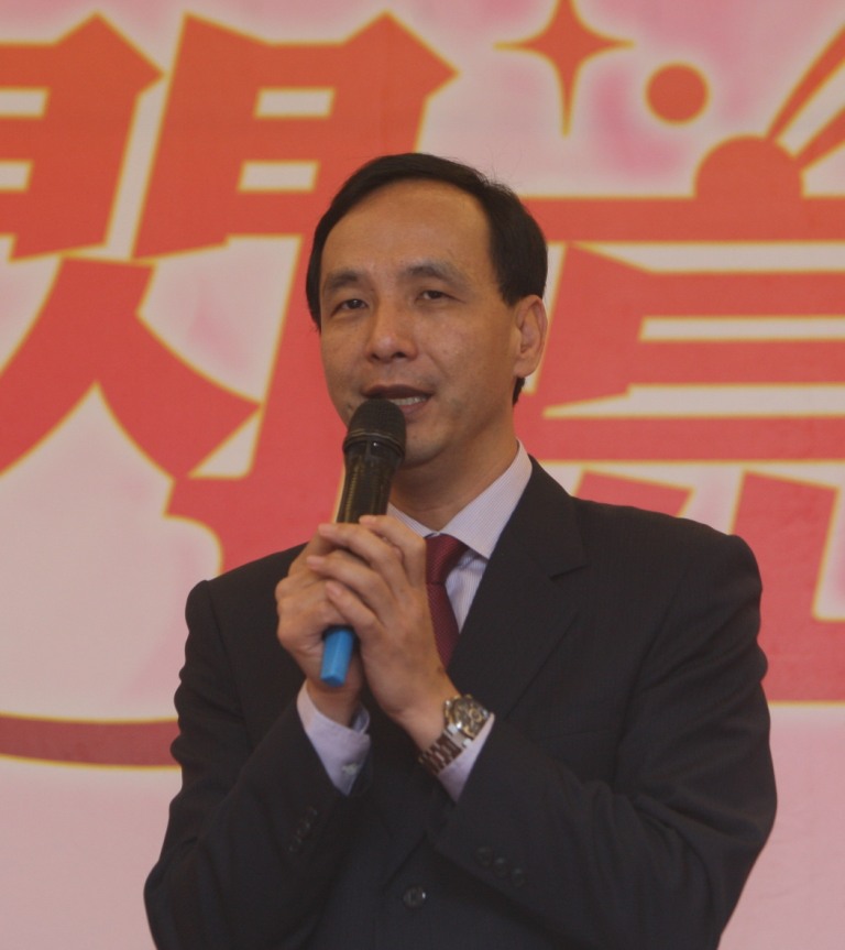 新北市長朱立倫今(27)日傍晚在臉書上發表一篇「自我實現的光榮」的文章,似乎有暗喻學生「見好就收」之意味。圖:陳冠廷/攝 新北市長朱立倫今(27)日傍晚在臉書上發表一篇「自我實現的光榮」的文章,似乎有暗喻學生「見好就收」之意味。圖:陳冠廷/攝